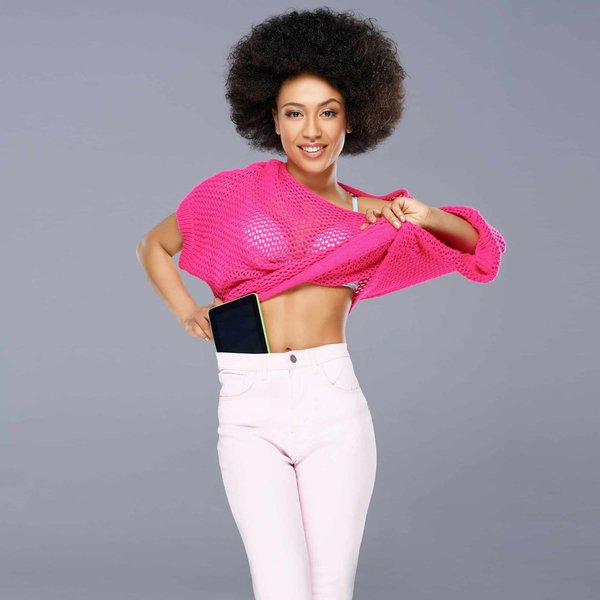 Style incontournable : comment marier collants résille et jupes midi pour un look chic et moderne