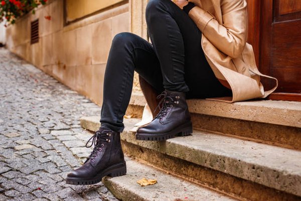 Découvrez les boots femme noir incontournables de jef chaussures